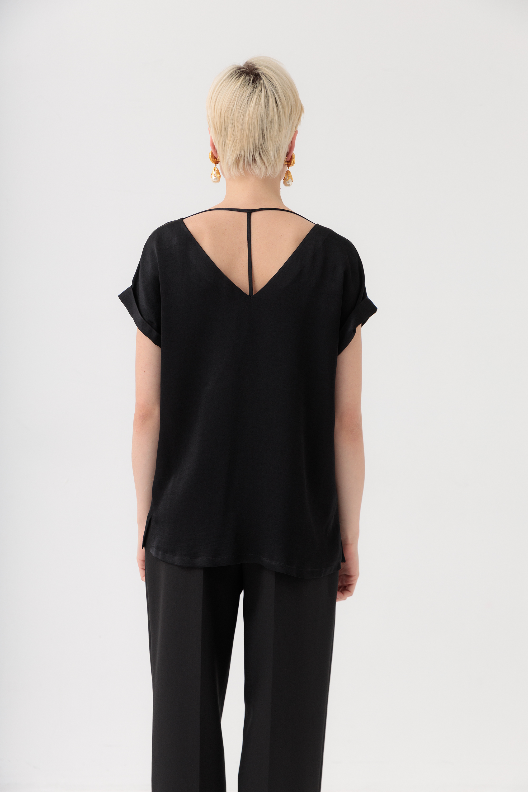 Черный топ с перемычкой Алькамо