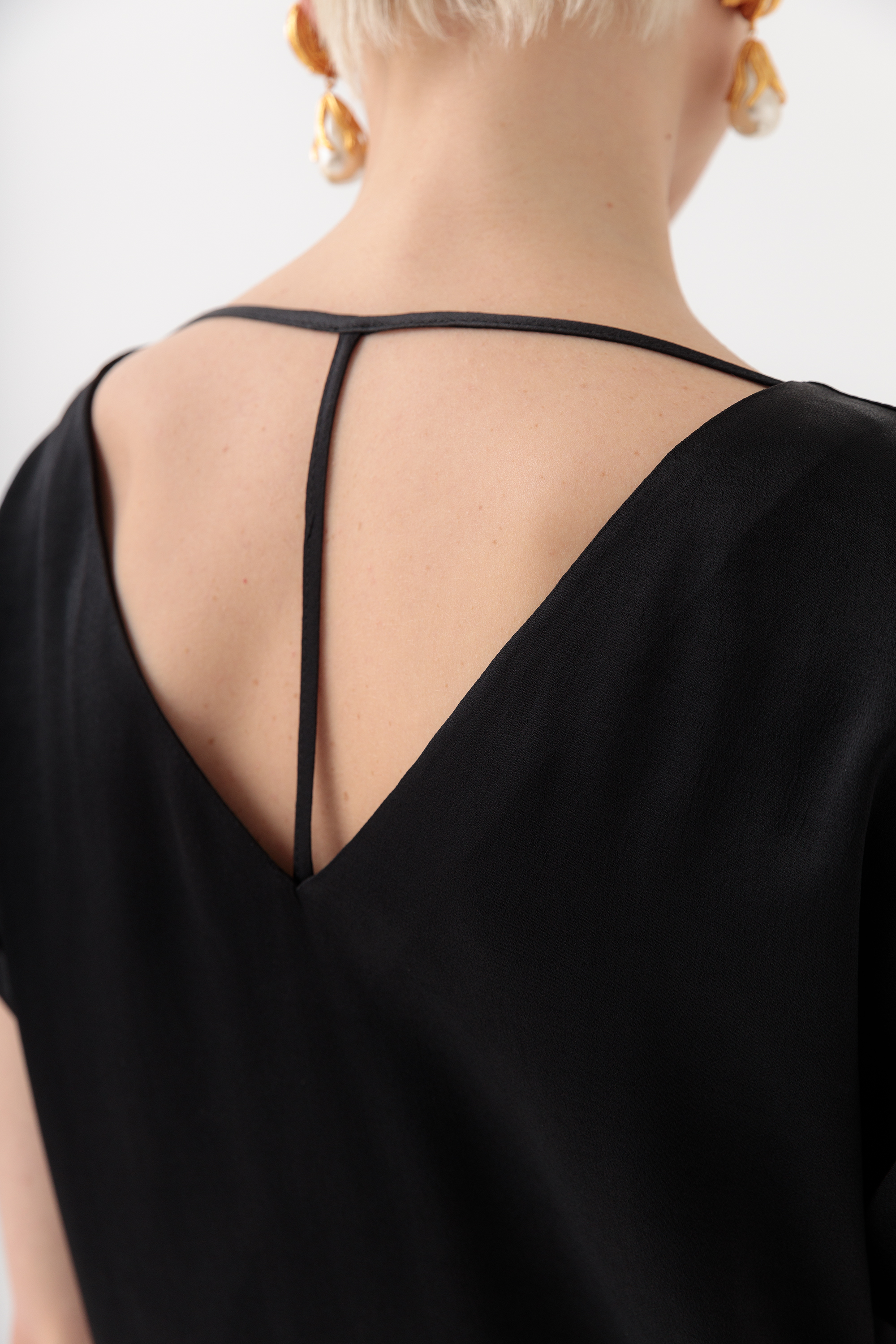 Черный топ с перемычкой Алькамо